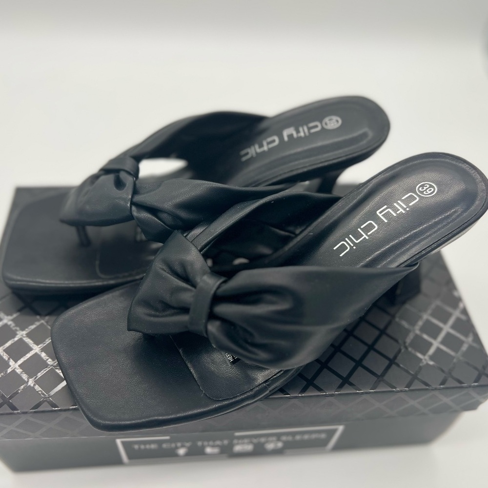 City Chic WIDE FIT HEEL TOTAL LOVE BOW, IN BLACK, SIZE, 8